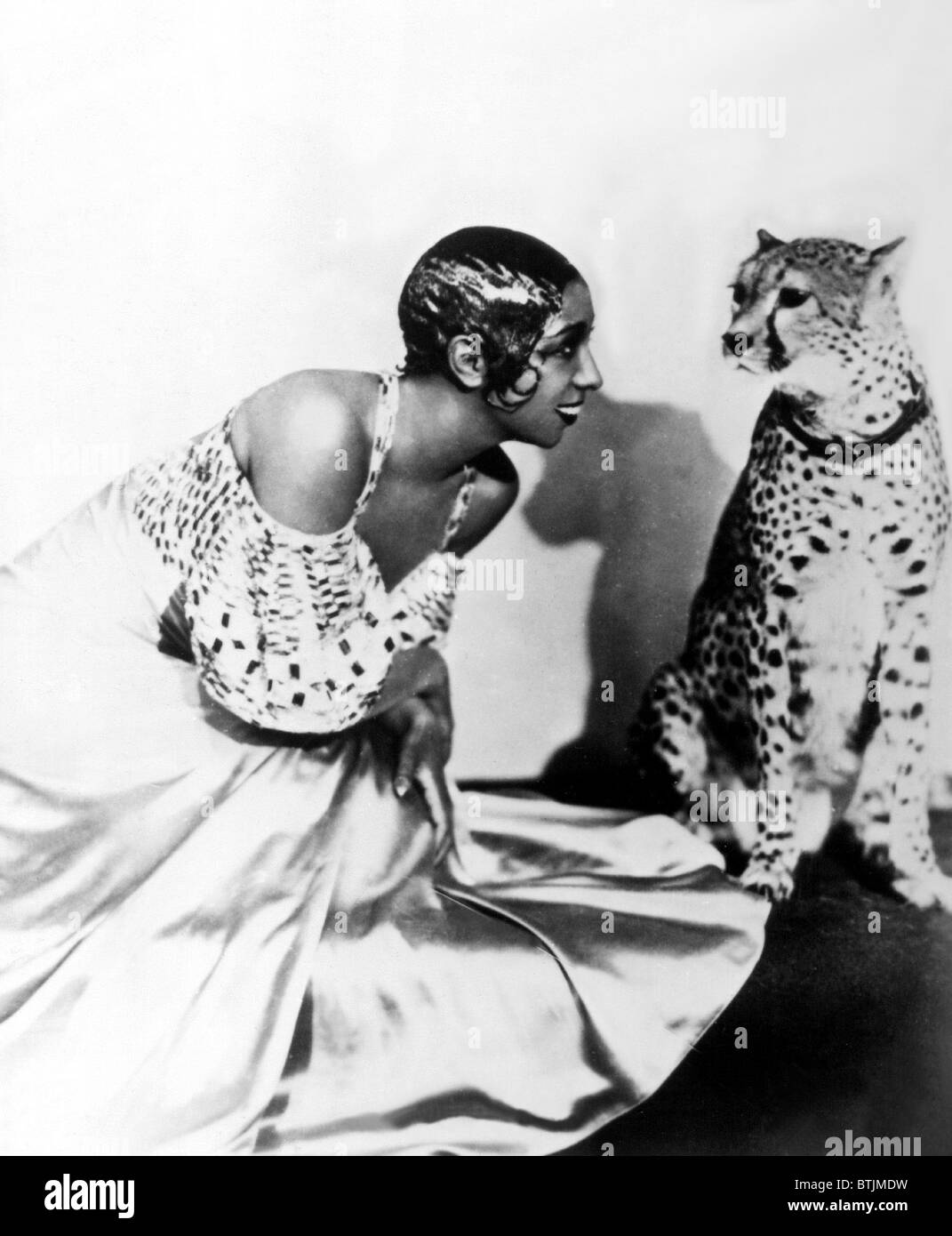 Josephine Baker y su cheetah Chiquita, 1920 Foto de stock