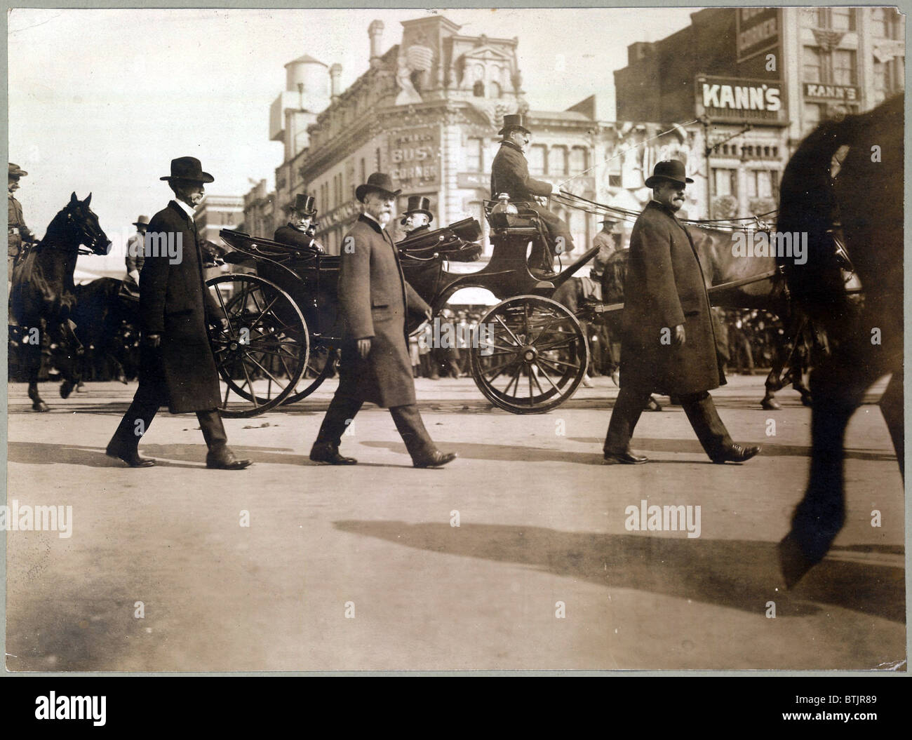 Theodore Roosevelt en carro de Pennsylvania Avenue en camino al Capitolio,  el 4 de marzo de 1905, está flanqueada por agentes del Servicio Secreto.  Tras el asesinato de McKinley en 1901, el