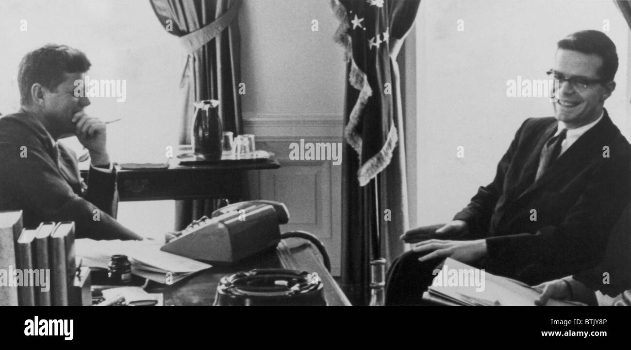 John F. Kennedy (1917-1963) y Theodore Soresen (b.1928) juntos durante la presidencia de Kennedy (1961-1963). Foto de stock