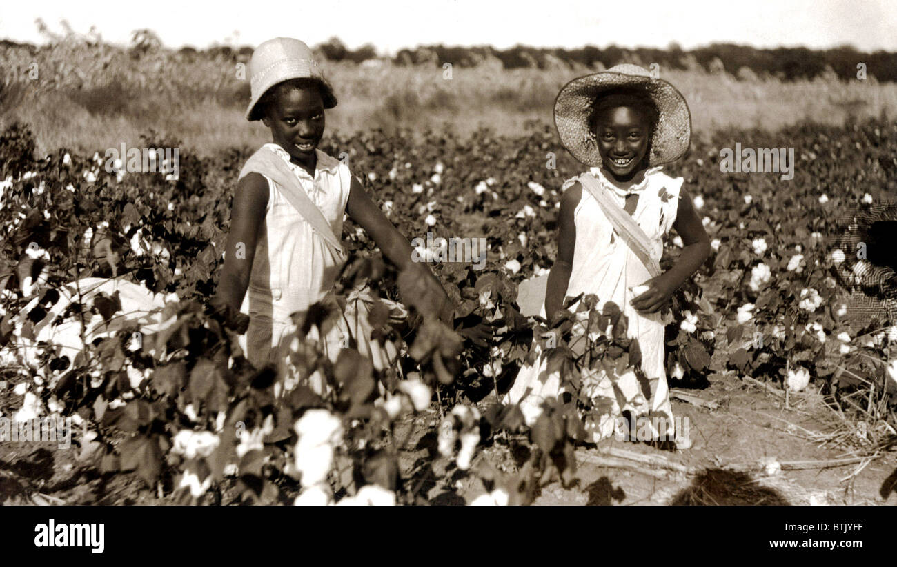 Los niños recogiendo algodón, 1800 Foto de stock