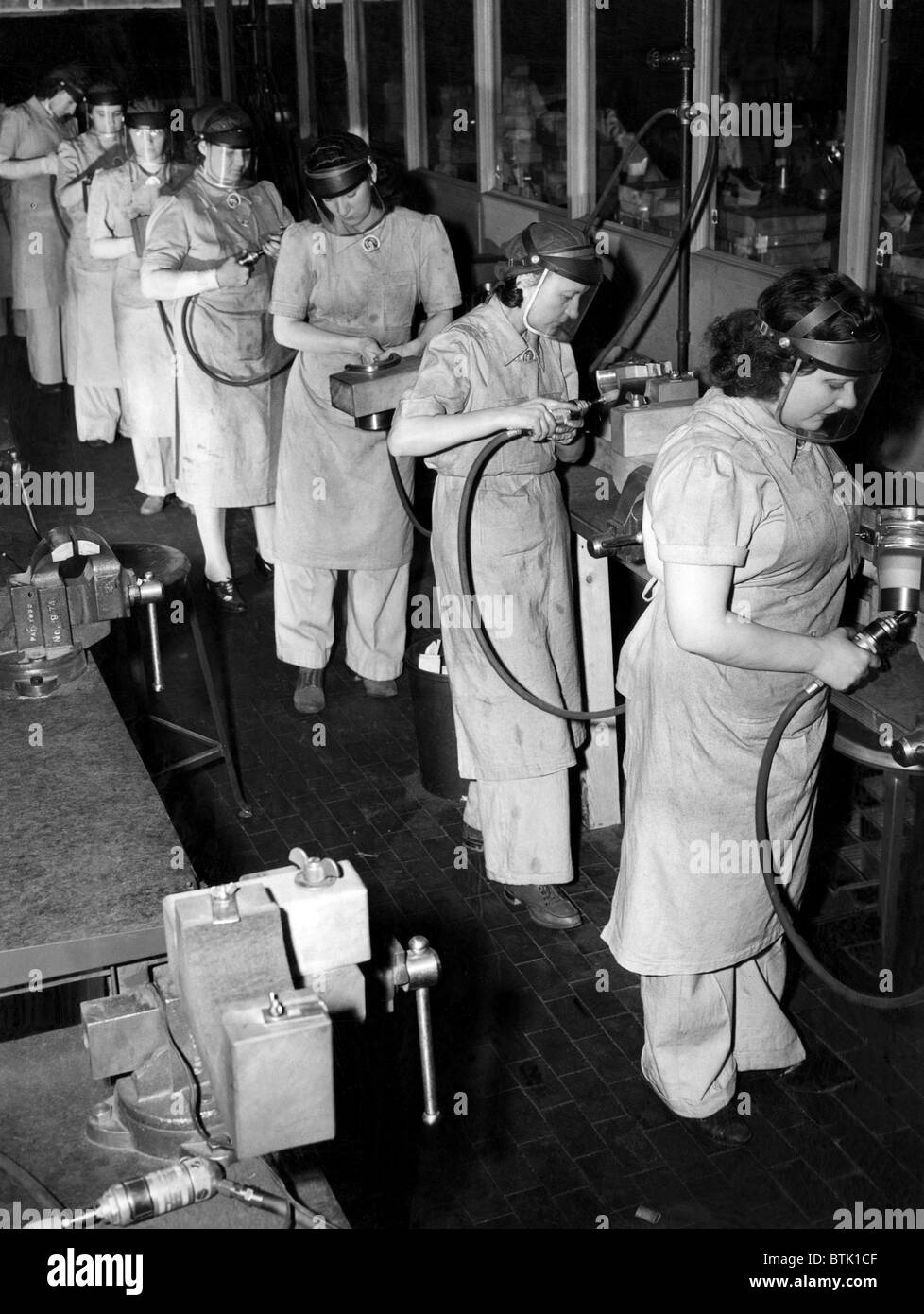 Las mujeres tenían 'señores' de puestos de trabajo durante la Segunda  Guerra Mundial. Aquí están las mujeres que trabajan en amoladoras en la  división del departamento de engranaje de una fábrica, 