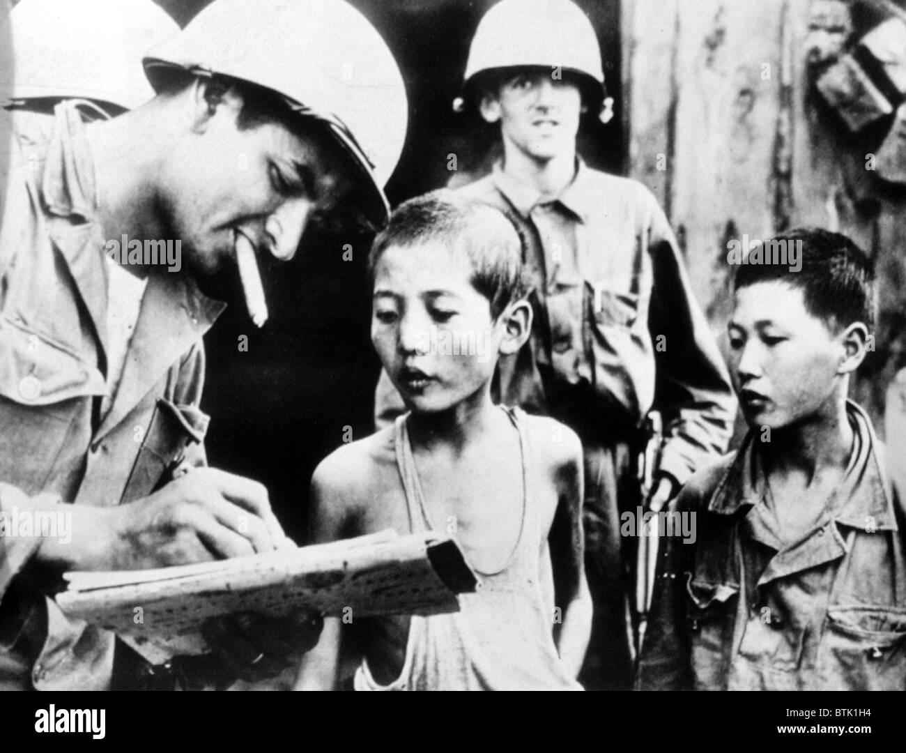 Guerra de Corea: capturaron niños de Corea del Norte está siendo cuestionada por soldado de EE.UU., Corea, 10/06/50. Foto de stock