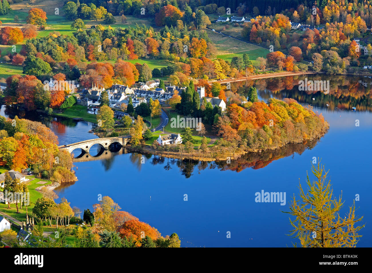 Reino Unido Escocia Perthshire Tayside Loch Tay y el pueblo de Kenmore en otoño Foto de stock