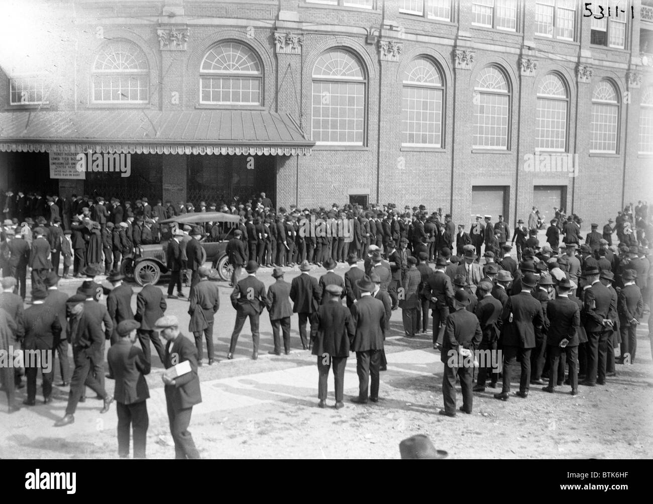 El béisbol. Fuera de Ebbets Campo, Brooklyn, Nueva York. 1920 Foto de stock
