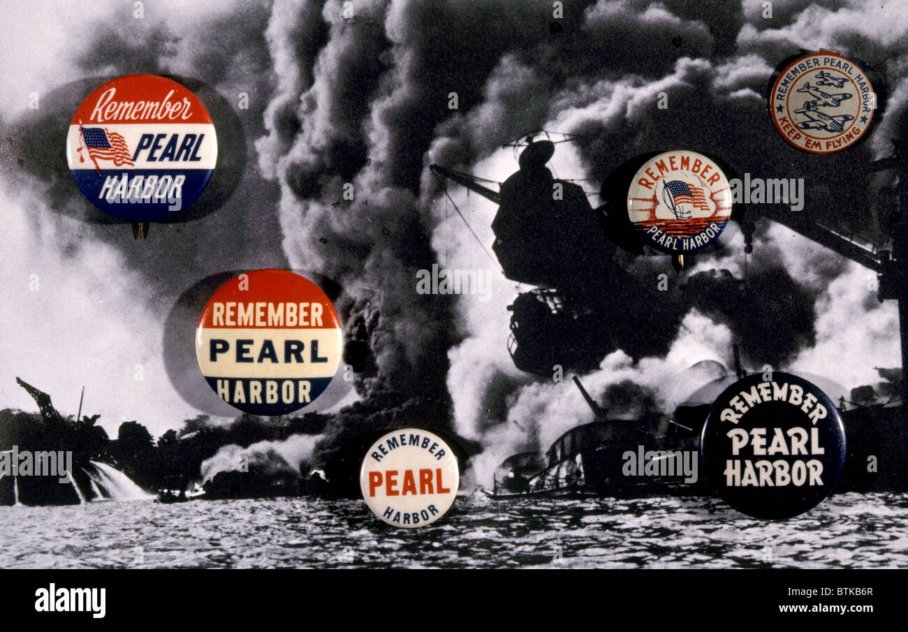 La II Guerra Mundial, "Remember Pearl Harbor" póster, con un oficial de la Marina de EE.UU. foto del U.S.S. Arizona afire, 7 de diciembre de 1941. Foto de stock