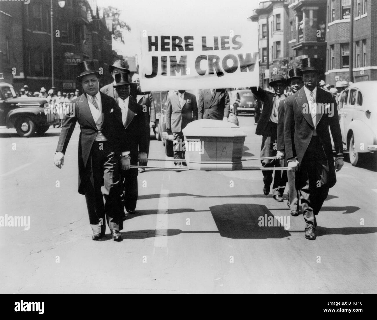 Demostración de derechos civiles en una sucursal de Detroit NAACP DESFILE DE LA VICTORIA, 1944. Seis hombres afroamericanos en la parte superior haps y colas, Foto de stock