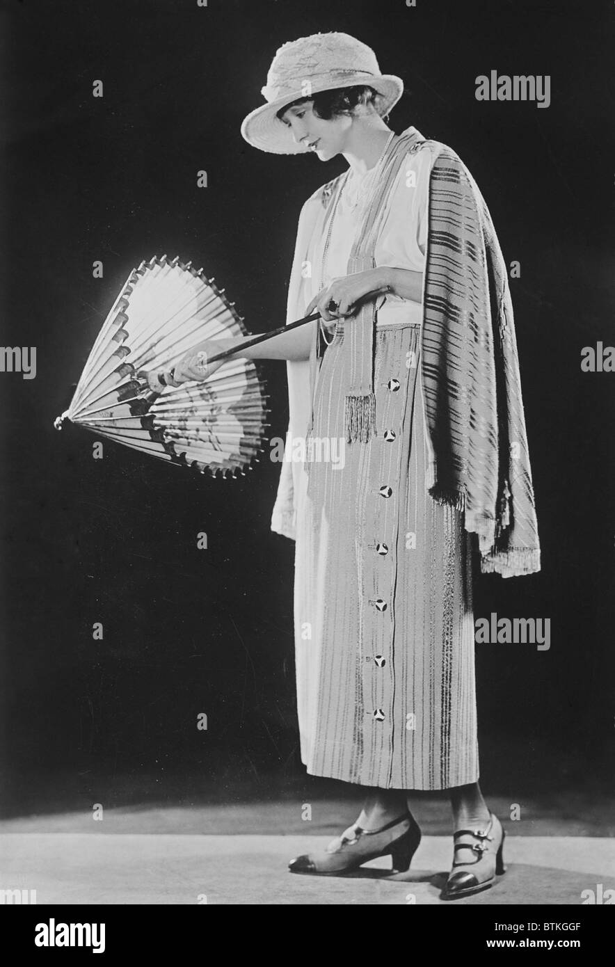 Hedda Hopper (1890-1966), nacido en Elda Peludo, como una joven actriz, casada con el actor cómico DeWolf Hopper. Ca. 1920. Foto de stock