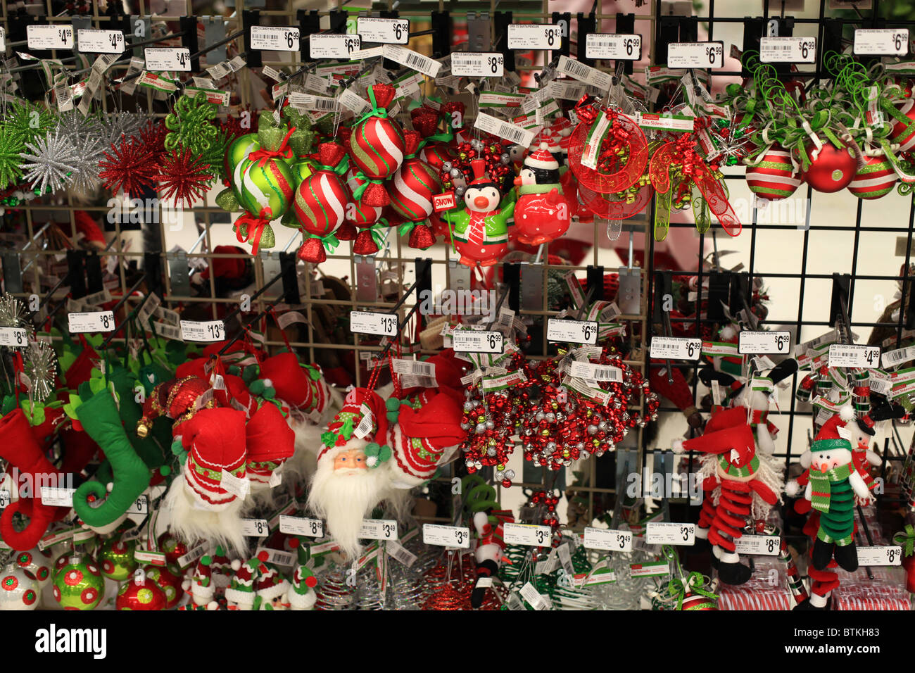 Adornos de Navidad para la venta en la tienda Fotografía de stock - Alamy