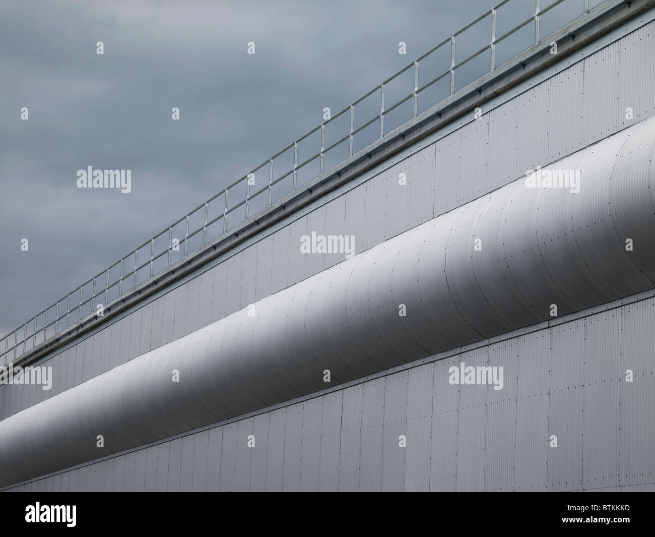 Industrial de pared de metal corrugado con barandilla Foto de stock
