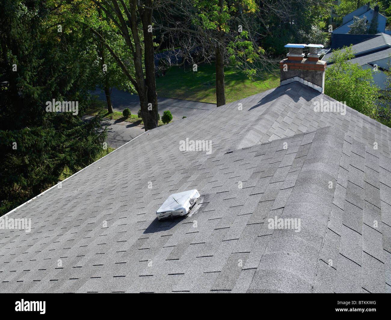Casa con techo de ventilación del techo y chimenea, Filadelfia, EE.UU. Foto de stock
