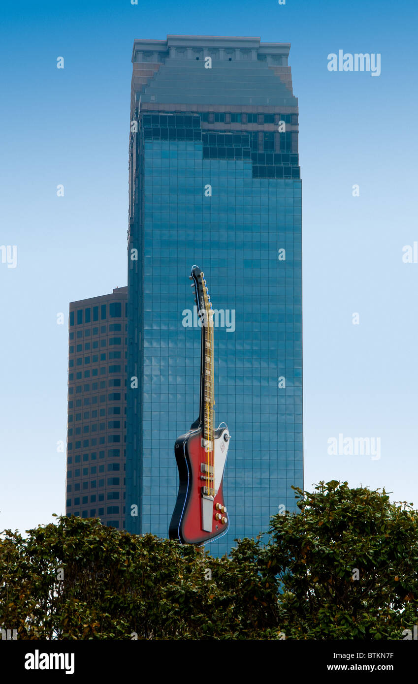 La réplica de 35 pies de la Stevie Ray Vaughan Gibson Firebird guitarra en el Hard Rock Cafe en Houston, Texas, EE.UU. Foto de stock