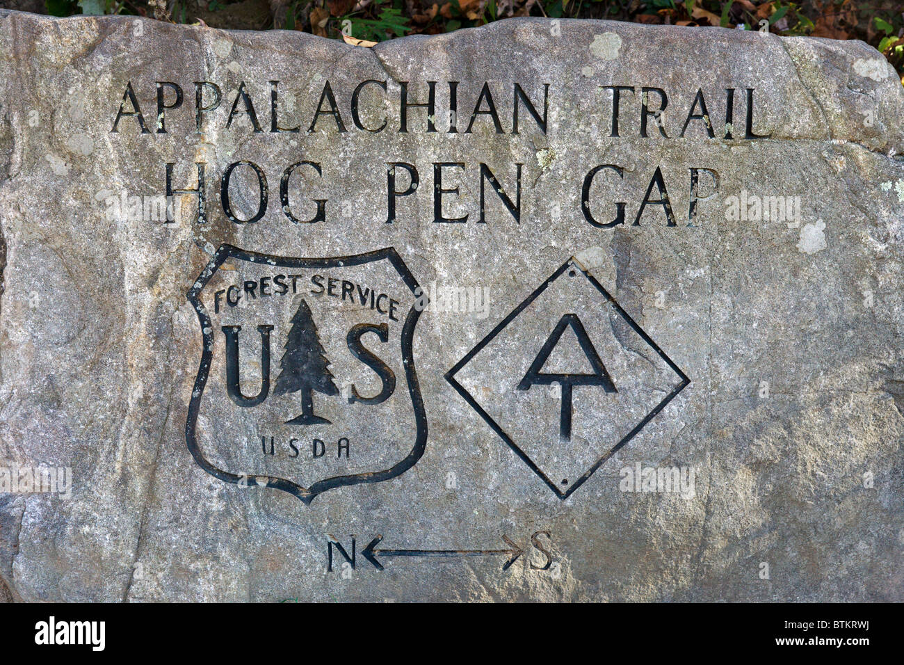 Marcador para Appalachian Trail en Hog Pen brecha a Richard Russell Scenic Highway (348), el Bosque Nacional Chattahoochee, Georgia, EE.UU. Foto de stock