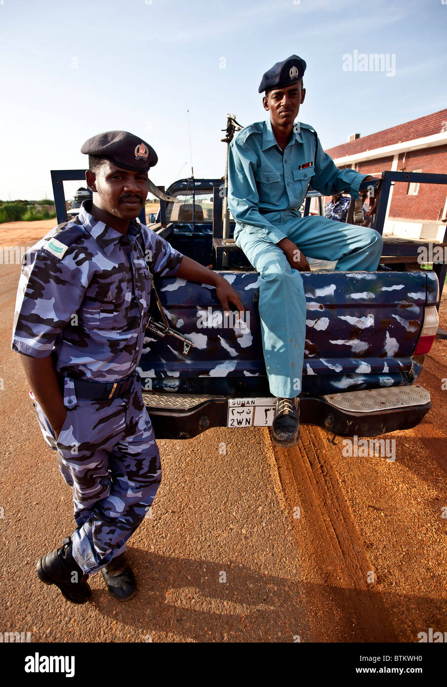 los-soldados-sudaneses-en-su-camioneta-patroling-la-zona-btkwh0.jpg