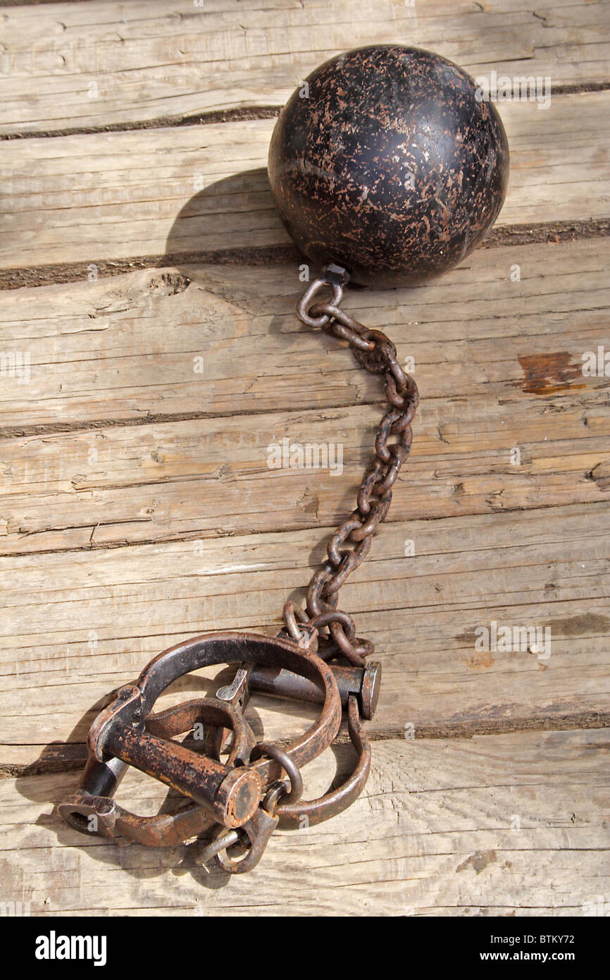 Una cadena de hierro desde la edad media tumbado sobre tablones Foto de stock