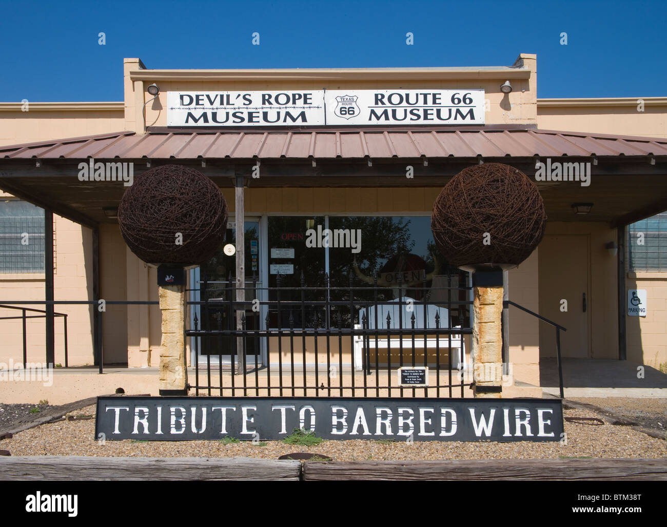 Diablos museo cuerda o alambre de espino museo Mclean Texas a lo largo de  la ruta 66 Fotografía de stock - Alamy