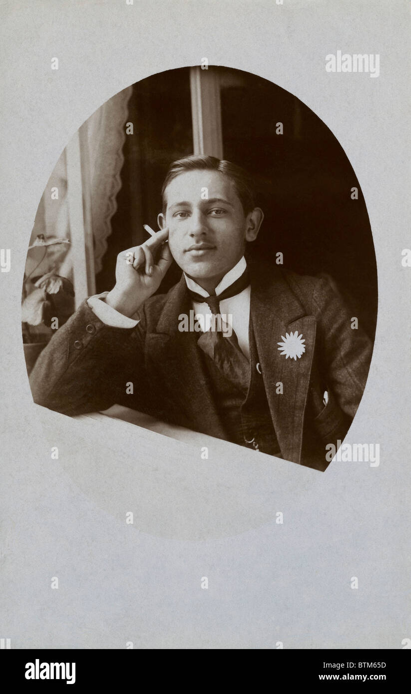 Foto histórica (1910) de un hombre fumando un cigarrillo. Foto de stock