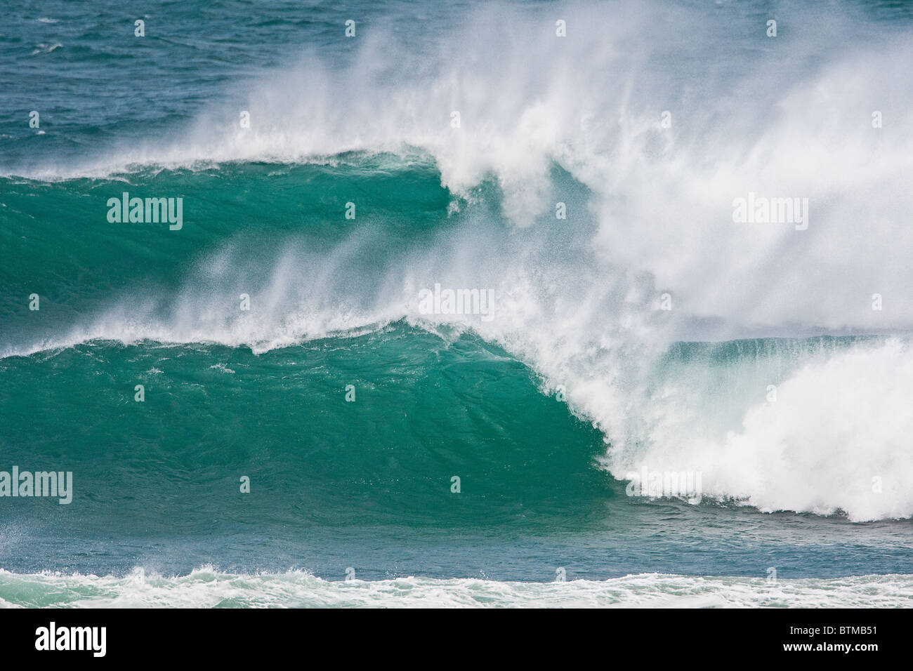 Rompiendo las olas en Gwithian, Norte de Cornualles, en el REINO UNIDO Foto de stock