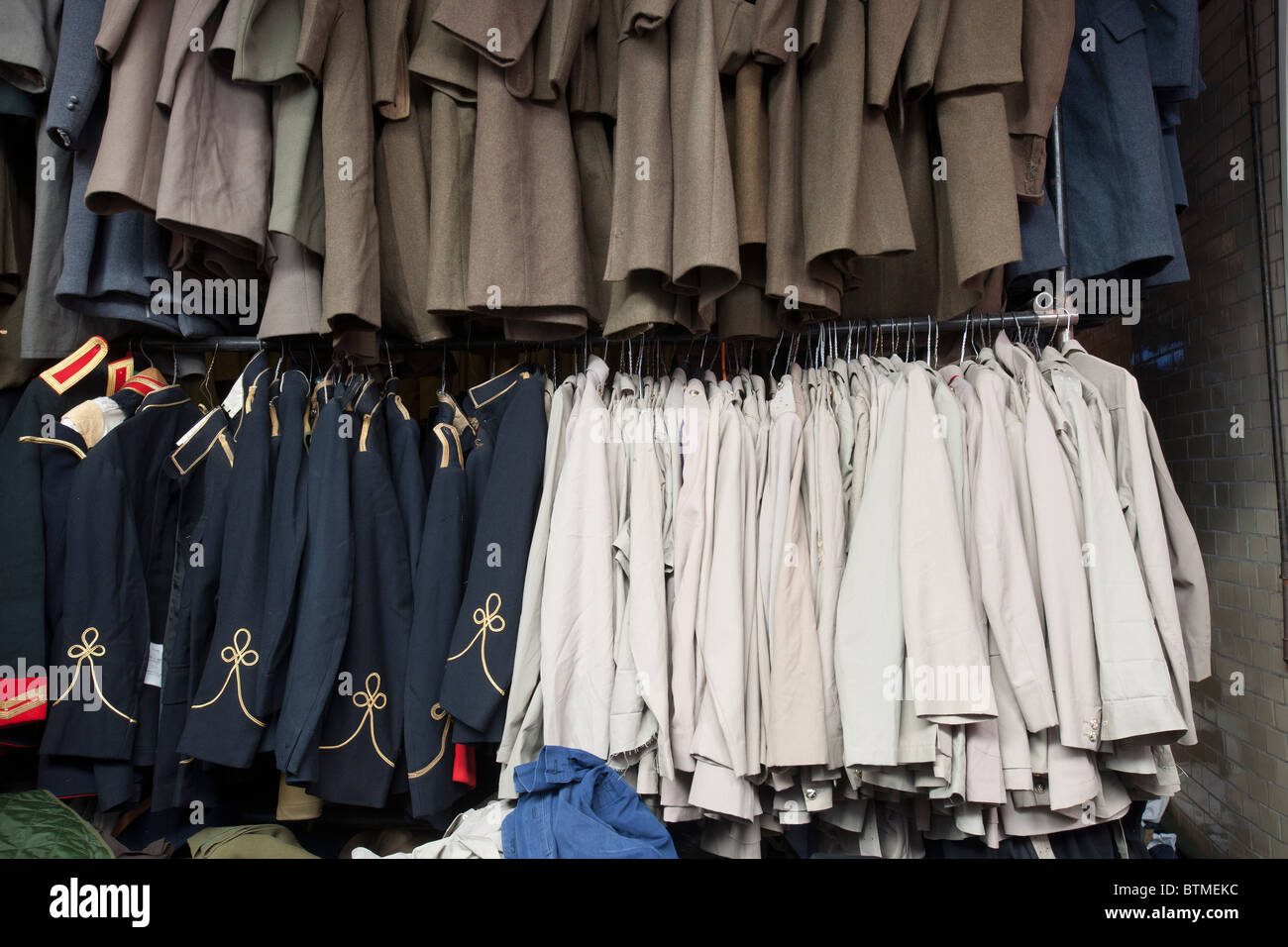 Tienda de excedentes del ej rcito fotograf as e im genes de alta