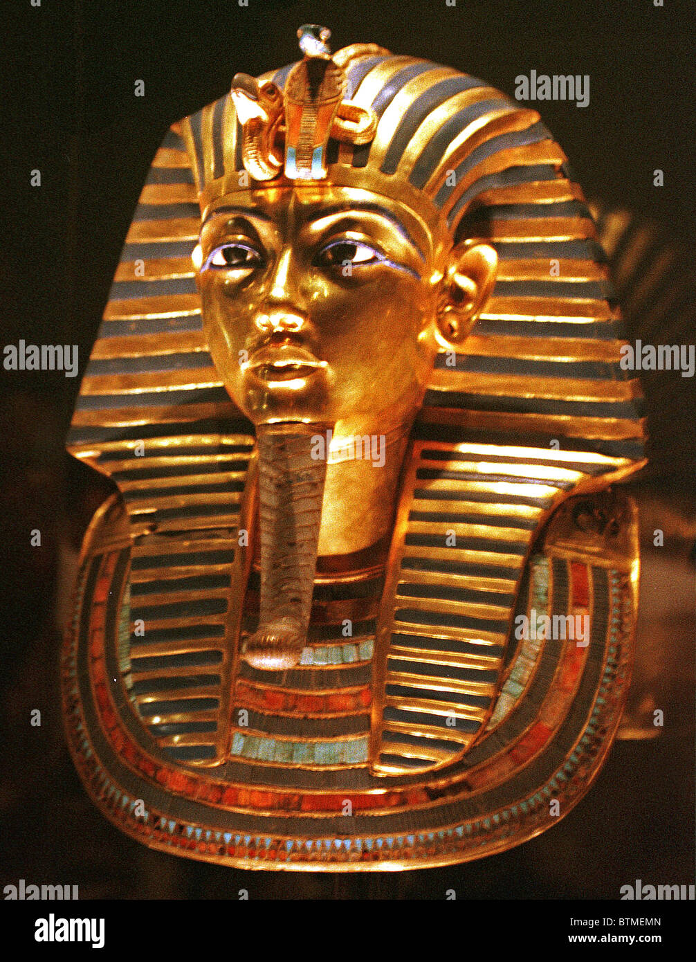 La máscara mortuoria del faraón egipcio Tutankamón está hecha de vidrio  coloreado con incrustaciones de oro y piedras semipreciosas. El material de  la imagen capturada en el archivo de prensa Servicio de