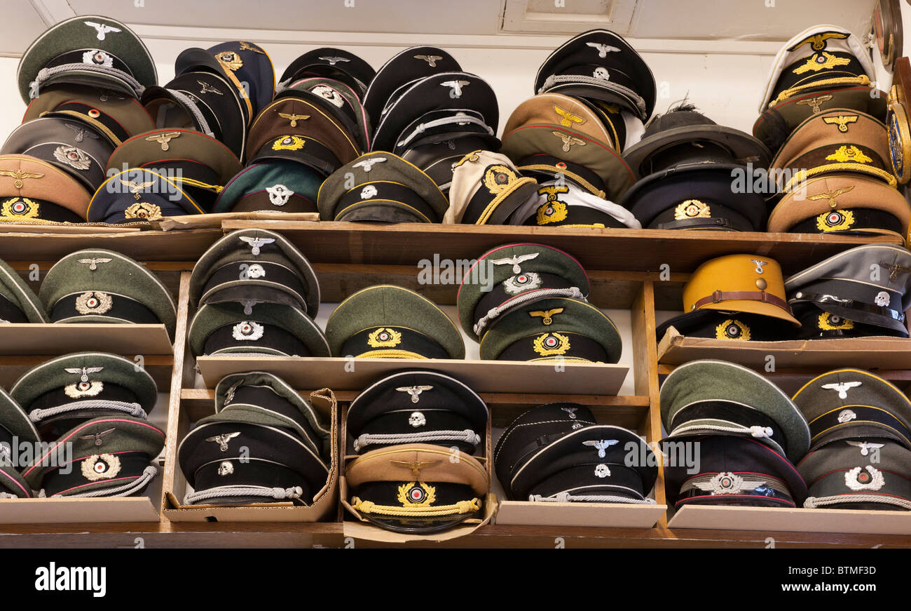 Gorras militares alemanes de ww2 en tienda de excedentes del ejército