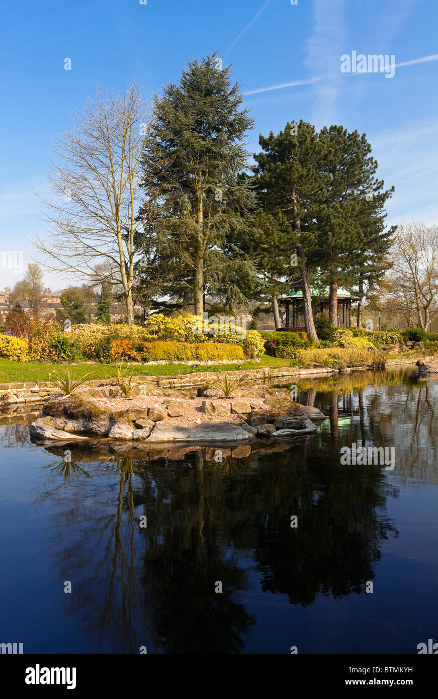 Belper River Gardens en el río Derwent en Belper Derbyshire, Inglaterra parte del valle de Derwent Mills, Patrimonio de la Humanidad Foto de stock