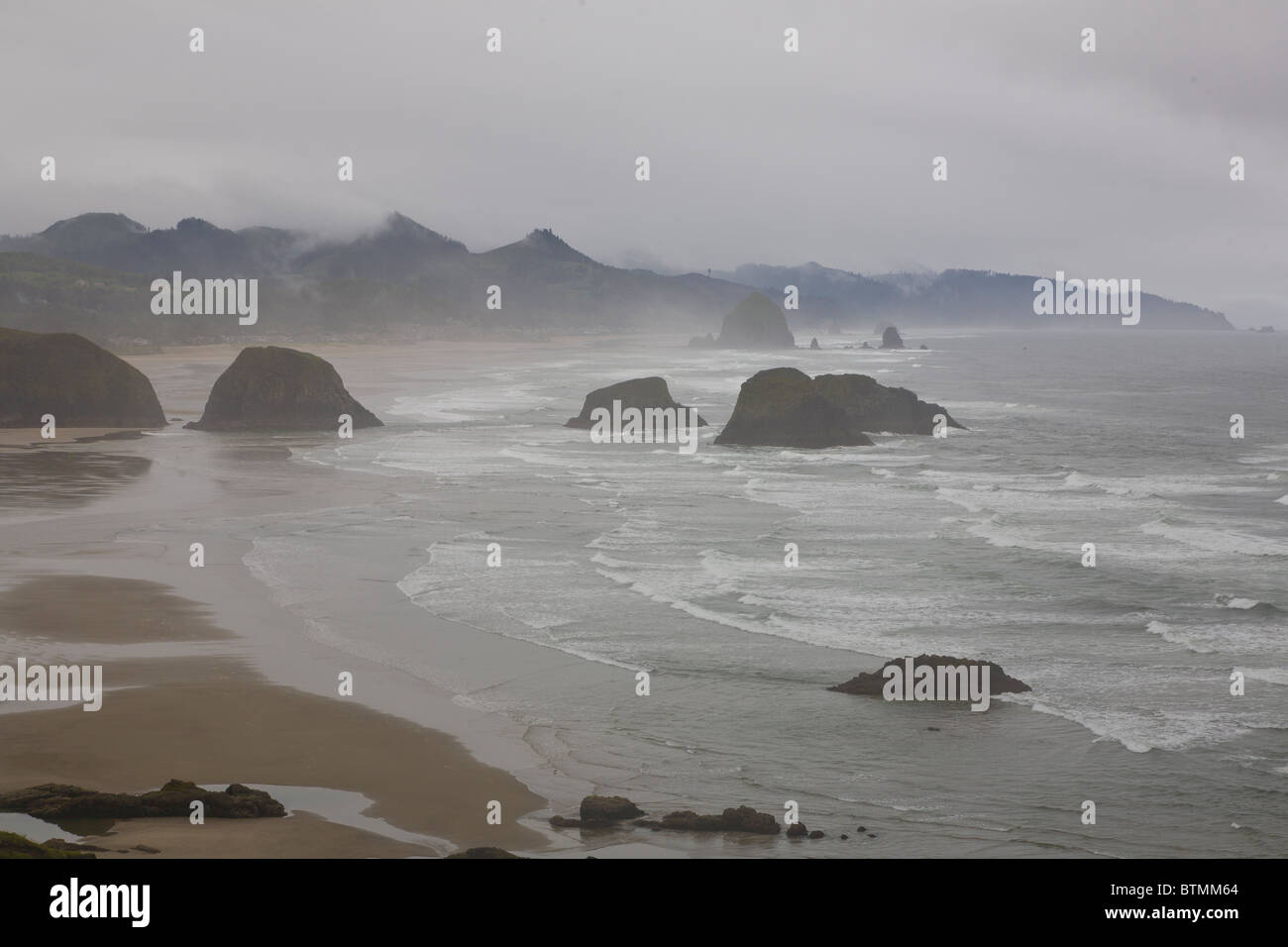 Tormentoso costa del Océano Pacífico en la zona de la playa de cañón de Oregon Foto de stock