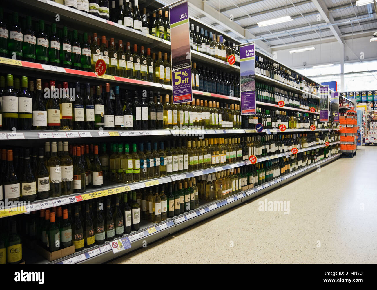 Reino Unido, Gran Bretaña. Botellas de vino para la venta en los supermercados Tesco en el departamento de bebidas Foto de stock