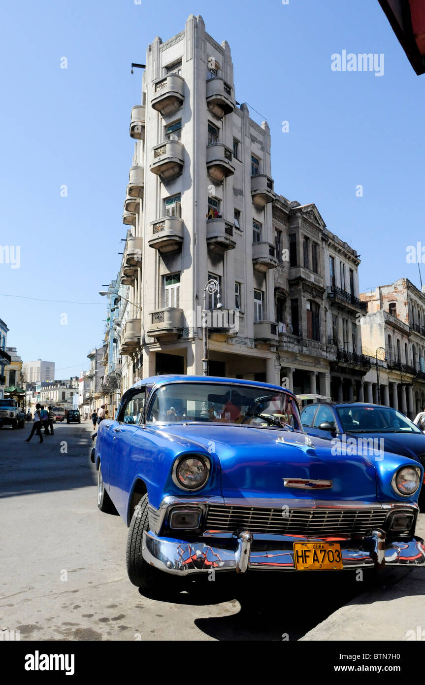 Clásico americano coche estacionado en una calle de La Habana. Foto de stock