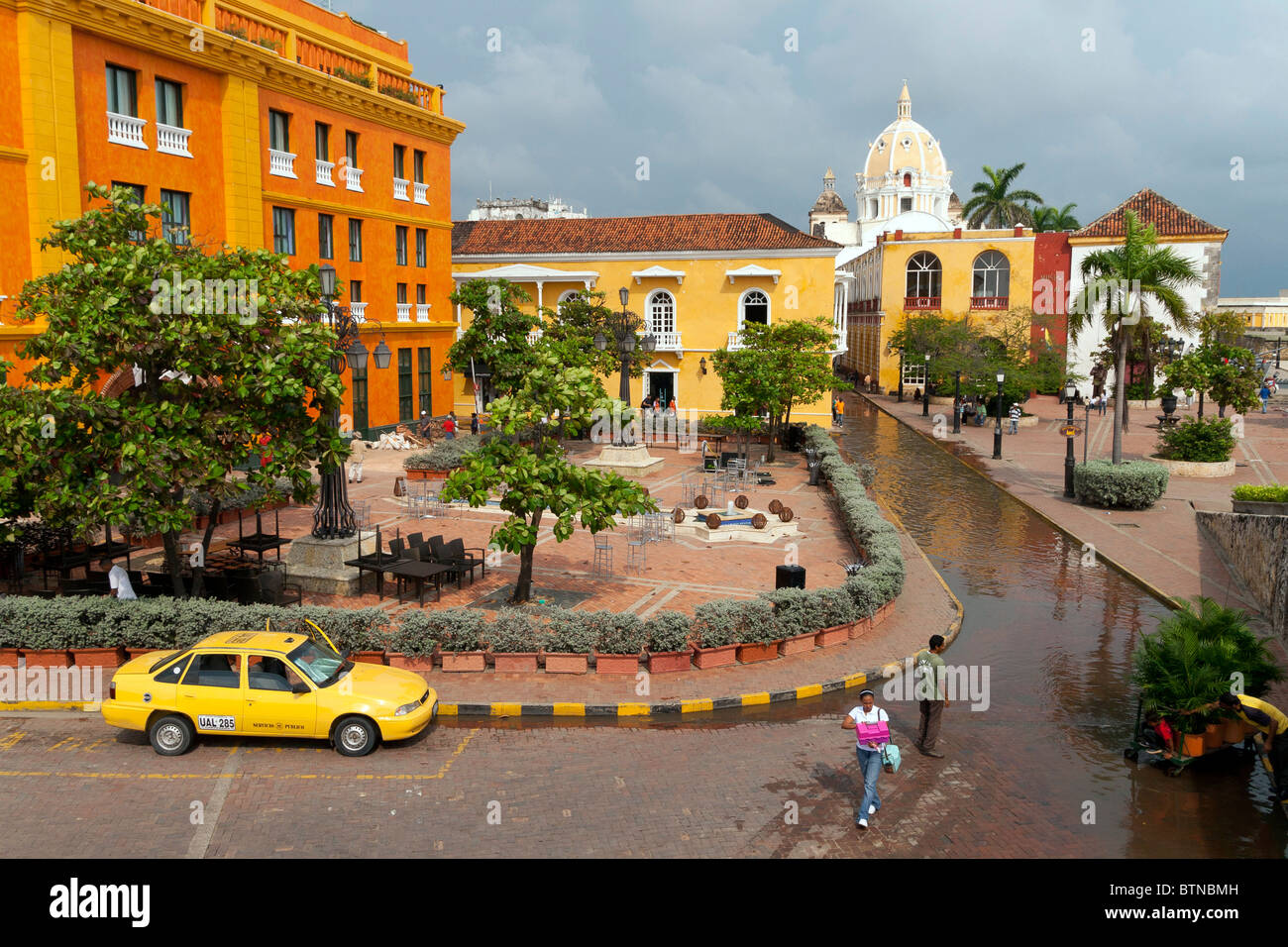 Una imagen colorida de Cartagena, Colombia, tomado de los viejos muros Foto de stock