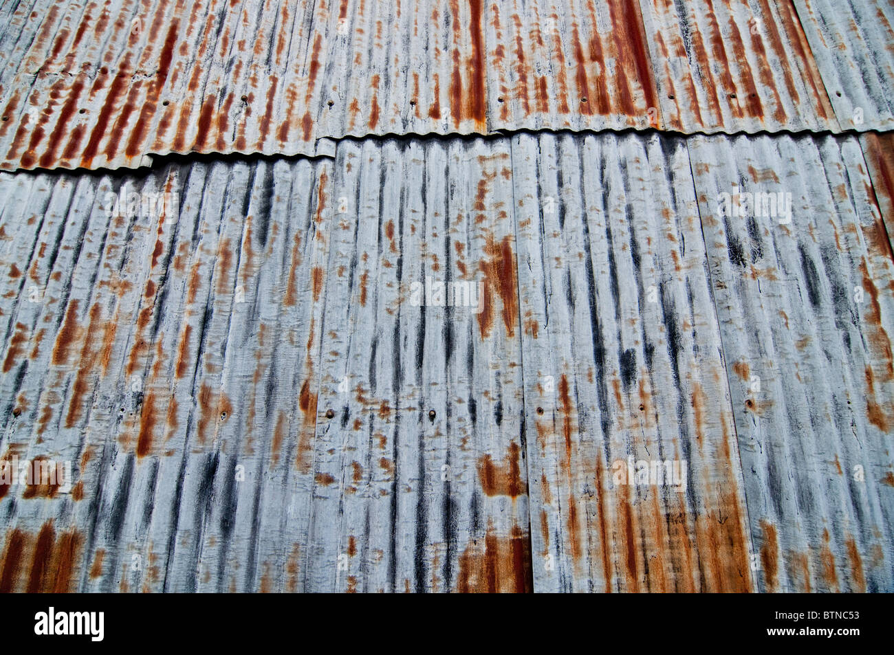 Rusty, revestimiento exterior de metal corrugado. Foto de stock