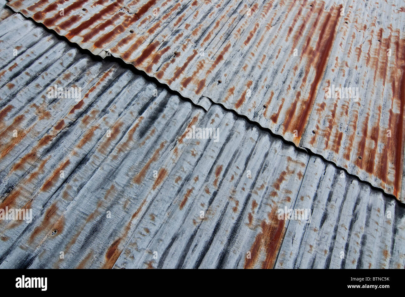 Rusty, revestimiento exterior de metal corrugado. Foto de stock