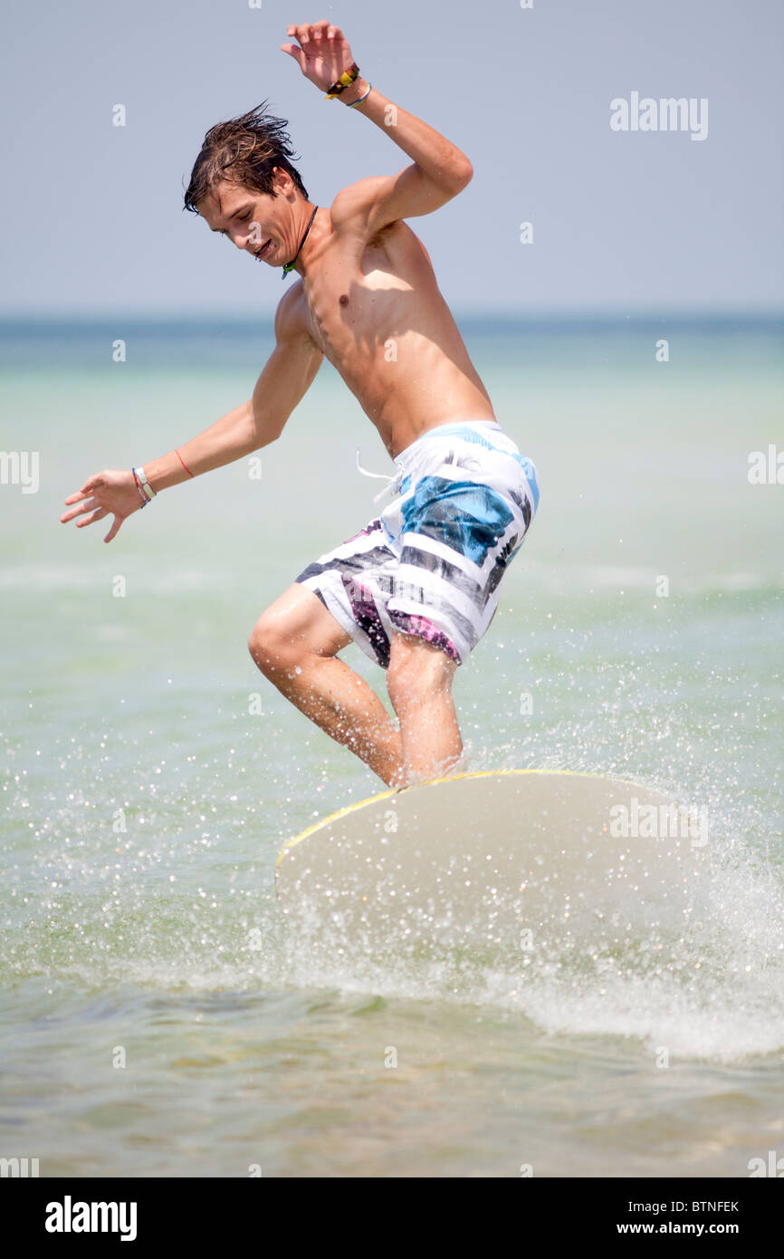 Joven montando un skimboard en la playa. Panama City Beach, Florida, la Costa del Golfo. Foto de stock