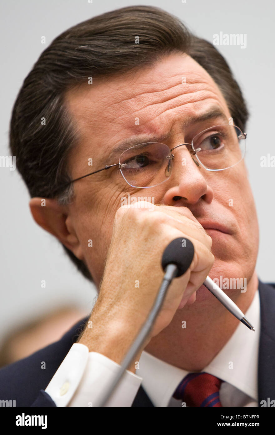 El actor y comediante Stephen Colbert testifica ante el Congreso. Foto de stock