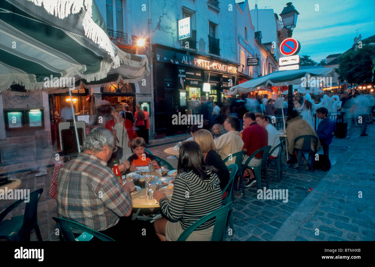 París, Francia, Comer en familia en el restaurante Bistro francés, en acera, Montmartre, noche en la calle, terraza Fotografía de stock - Alamy