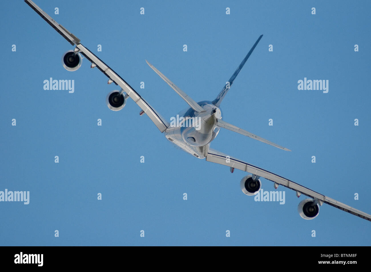 Airbus A380 partiendo desde el aeropuerto, girar, en carro arriba Foto de stock