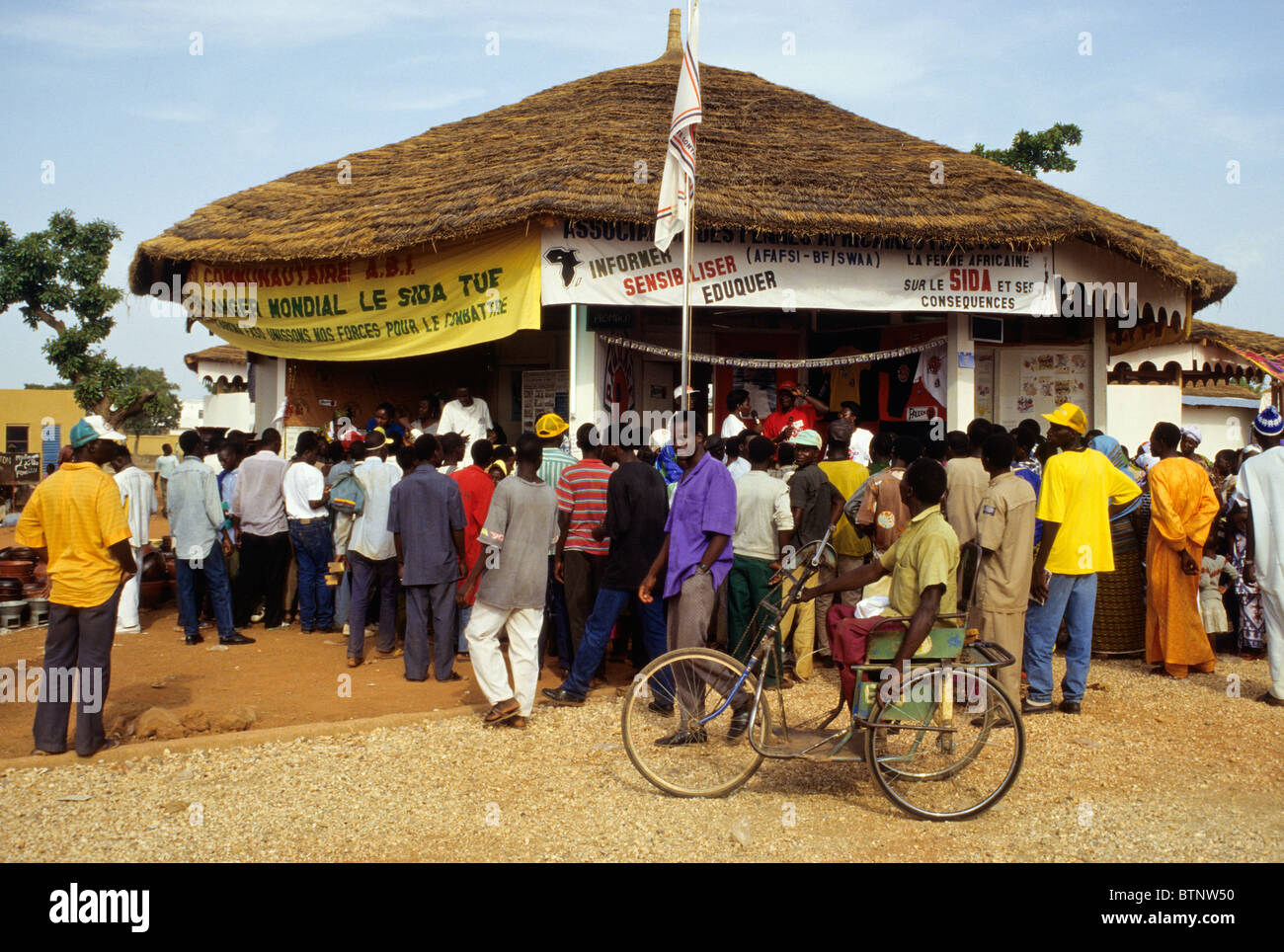 Ouagadougou, Burkina Faso. SIAO (Salon international de l'Artisanat de Uagadugú) Stand de educación sobre el SIDA. Foto de stock