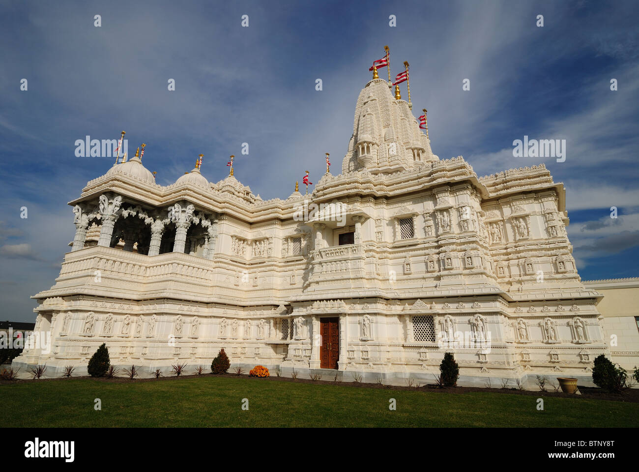 Una vista del exterior de mármol tallado a mano el Shri Swaminarayan Mandir compleja en Toronto, Ontario, Canadá Foto de stock
