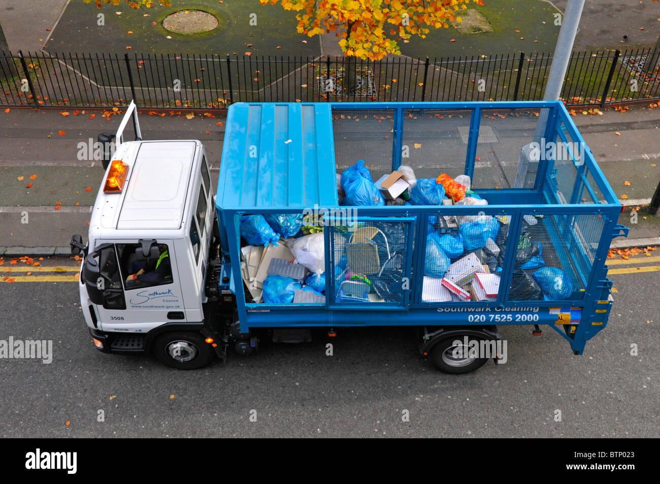 Vista aérea desde arriba de Londres Borough of Southwark council recolección de basura de las calles de plástico sacos y bolsas por camión Londres Inglaterra Reino Unido Foto de stock