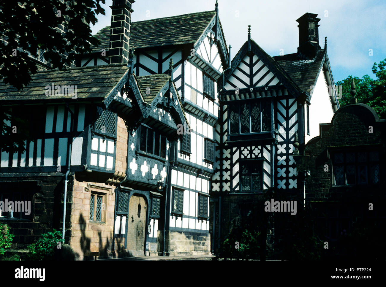Turton Tower, Lancashire, Inglaterra casa señorial de estilo Tudor Inglés casas arquitectura encofrado en blanco y negro Foto de stock
