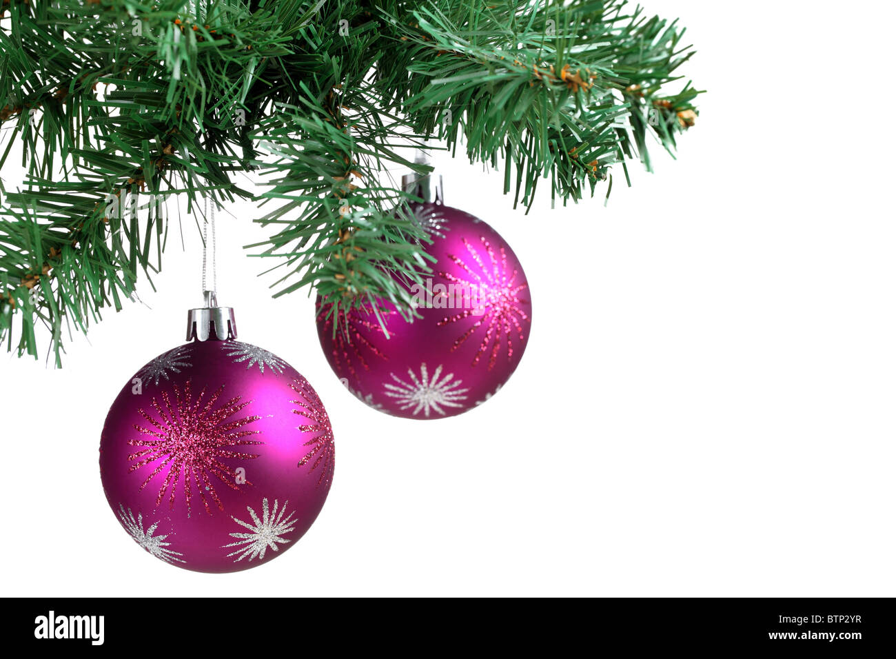 Bola de Navidad y abeto verde rama. Foto de stock