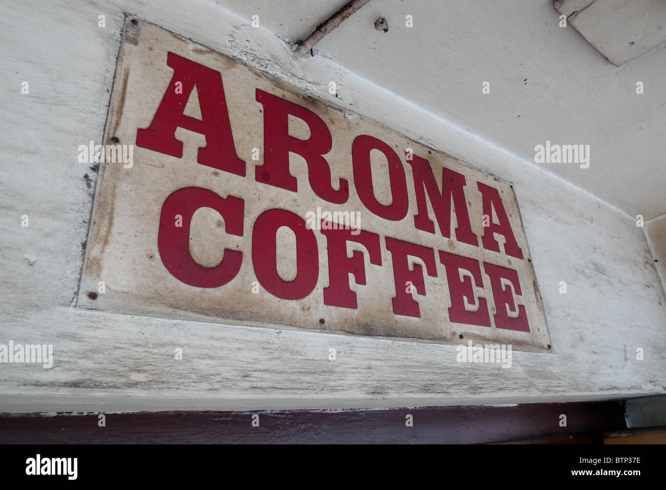 "La Tienda de Café Aroma, en Bandung, provincia de Java Occidental, Indonesia, 29 de octubre de 2010. Foto de stock