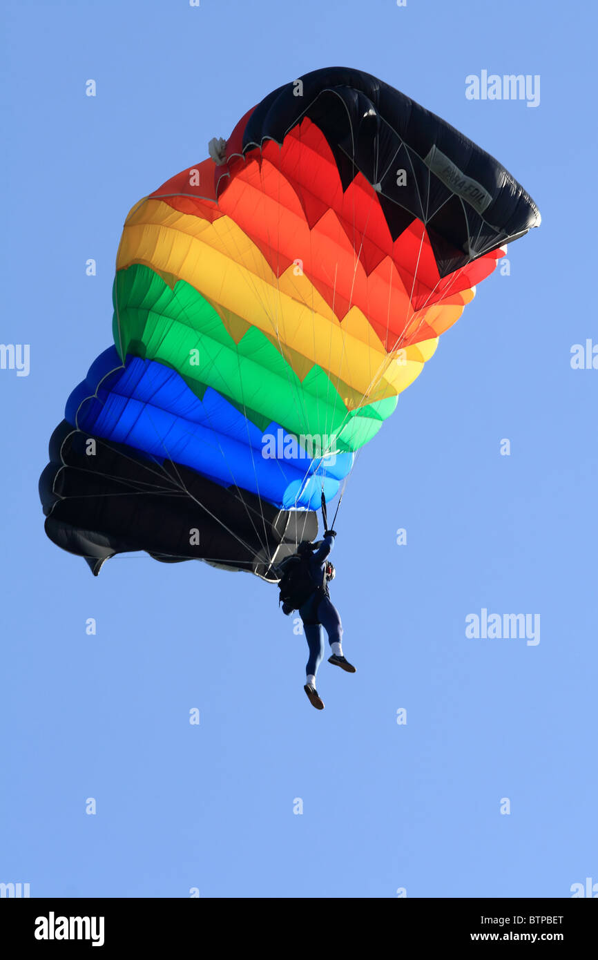 Paracaídas sobre un cielo azul brillante. Formación de parapentes. Deporte aeródromo en Katowice, Polonia. Foto de stock
