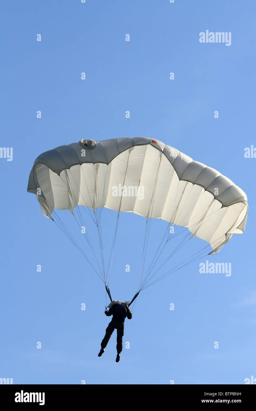Paracaídas sobre un cielo azul brillante. Formación de parapentes. Deporte aeródromo en Katowice, Polonia. Foto de stock