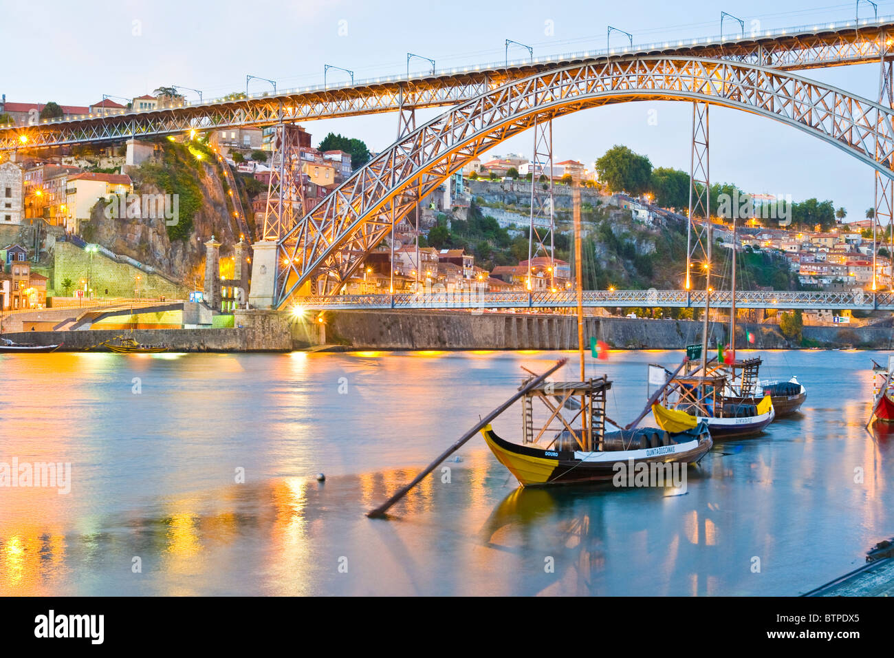 Río Douro, Ponte Dom Luis I, al anochecer, Porto, Portugal Fotografía de  stock - Alamy