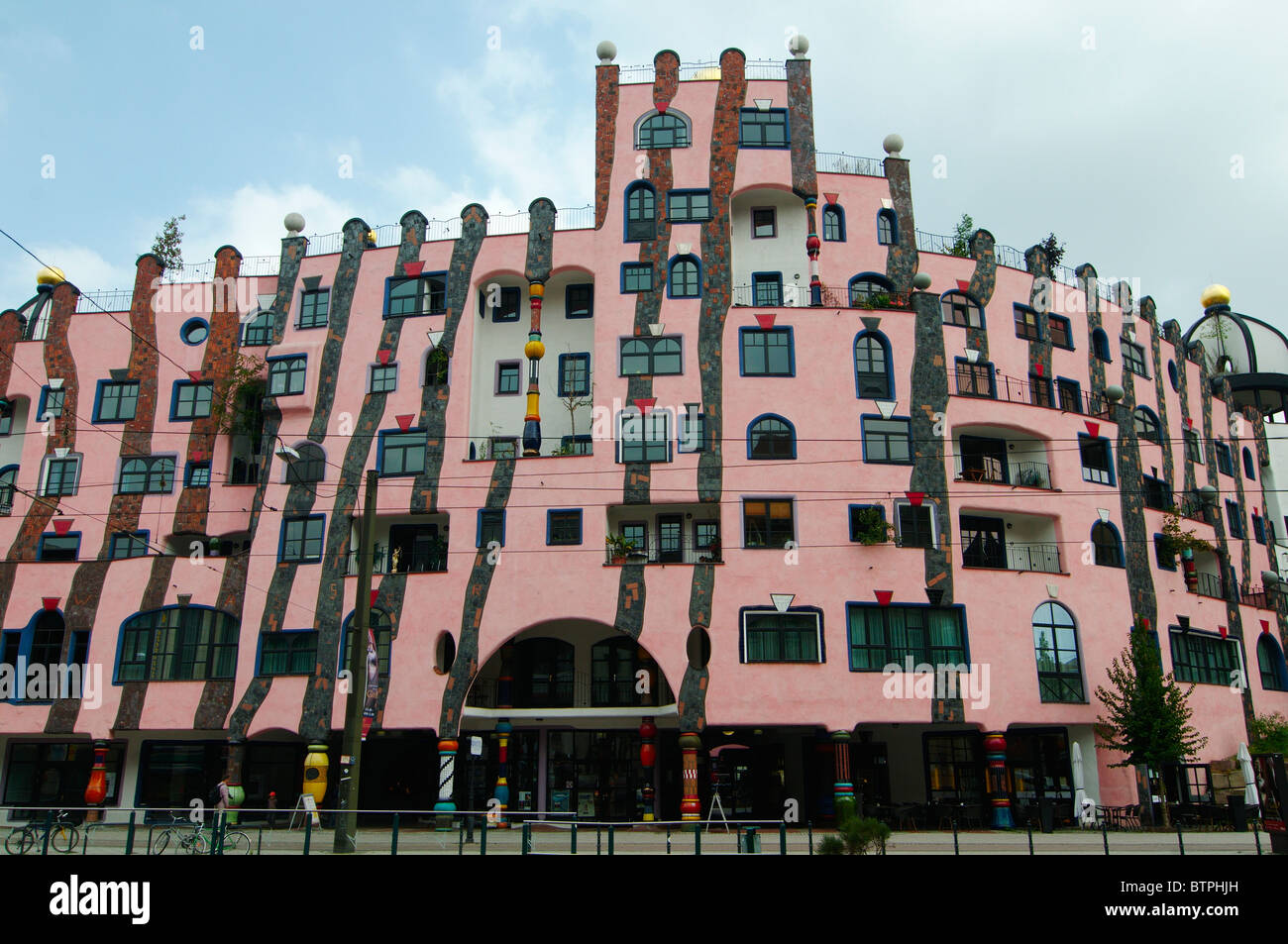 Alemania, en el Estado federado de Sajonia-Anhalt, Magdeburgo, Edificio Hundertwasser Foto de stock