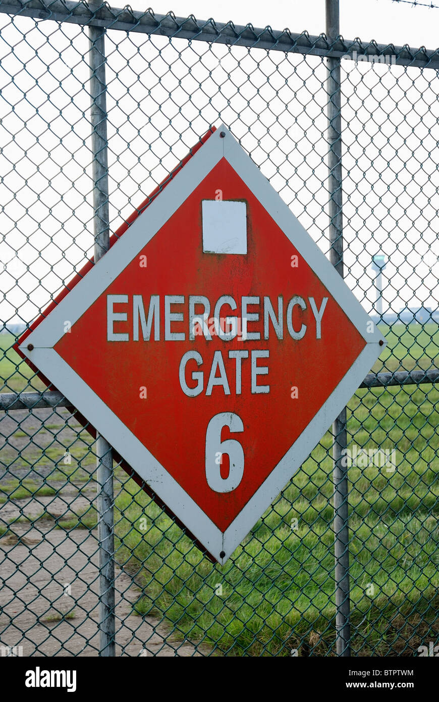 Aeropuerto de emergencia puerta del perímetro Foto de stock