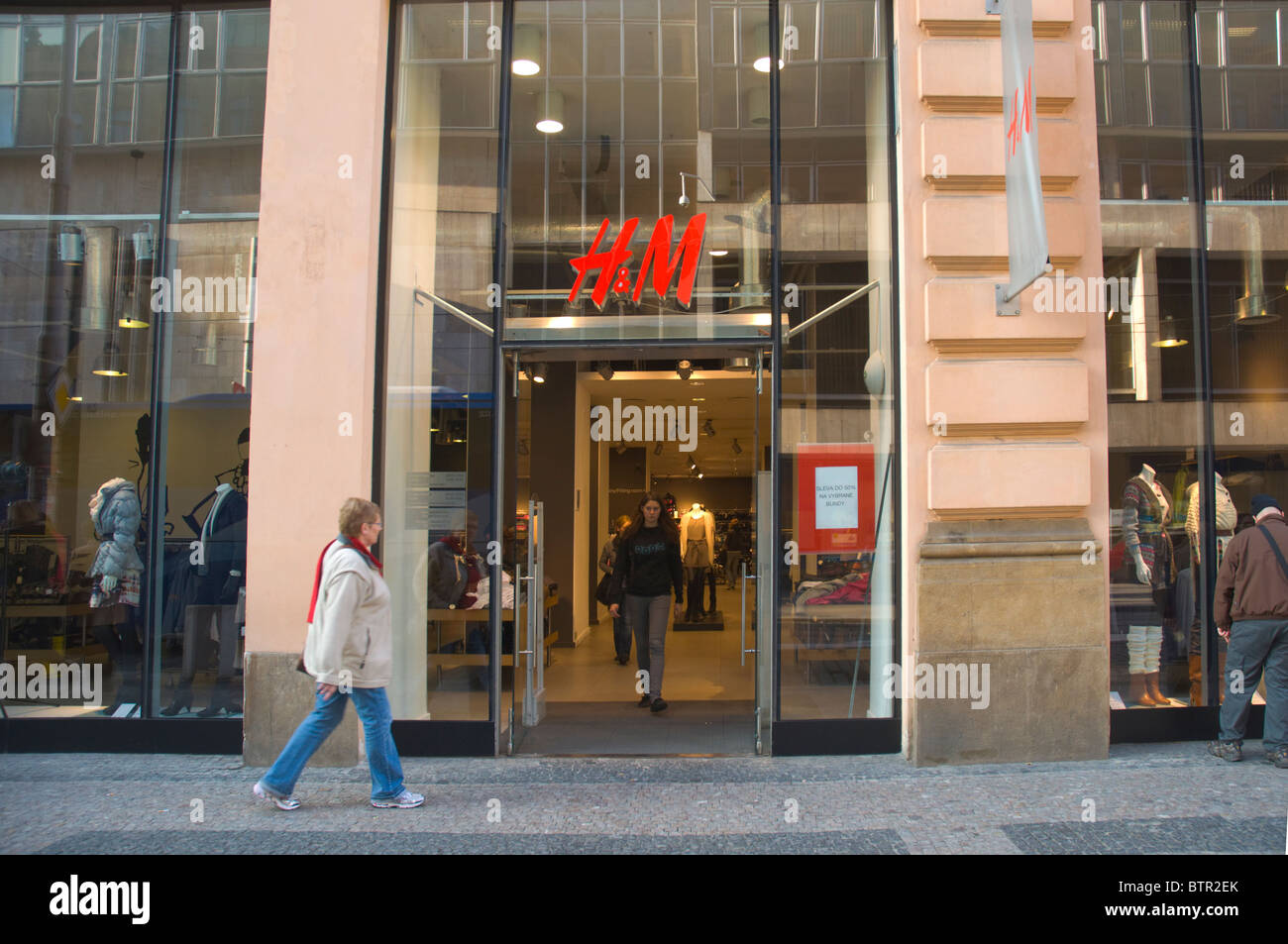 H&M tienda de ropa exterior Vaclavske namesti Plaza Praga República Checa  Europa Fotografía de stock - Alamy