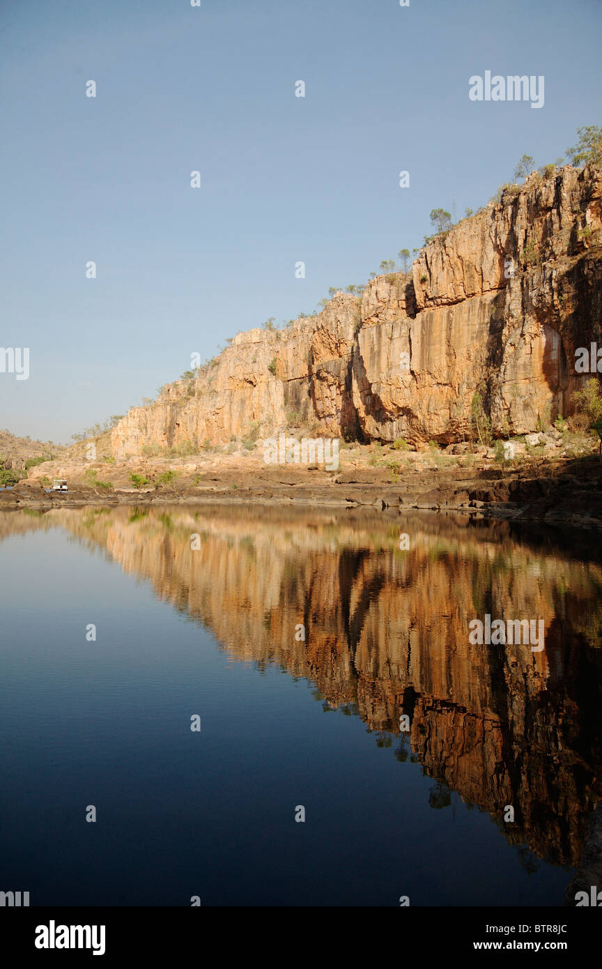 Australia, Katherine Gorge, el Parque Nacional de Nitmiluk, Cliff reflejando en el agua Foto de stock