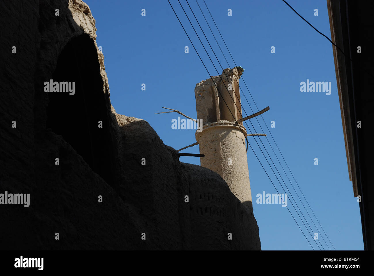 Torres de enfriamiento en el desierto de Kashan Irán Foto de stock