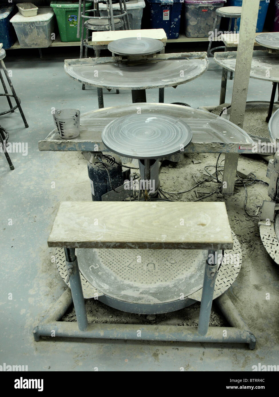 Torno de alfarero de cerámica asiento motorizado eléctrico ollas de metal  cerámica arcilla Fotografía de stock - Alamy